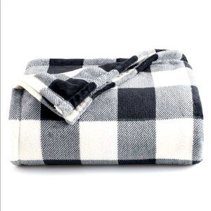 The Big One Buffalo Plaid Oversized Throw 5’ x 6’